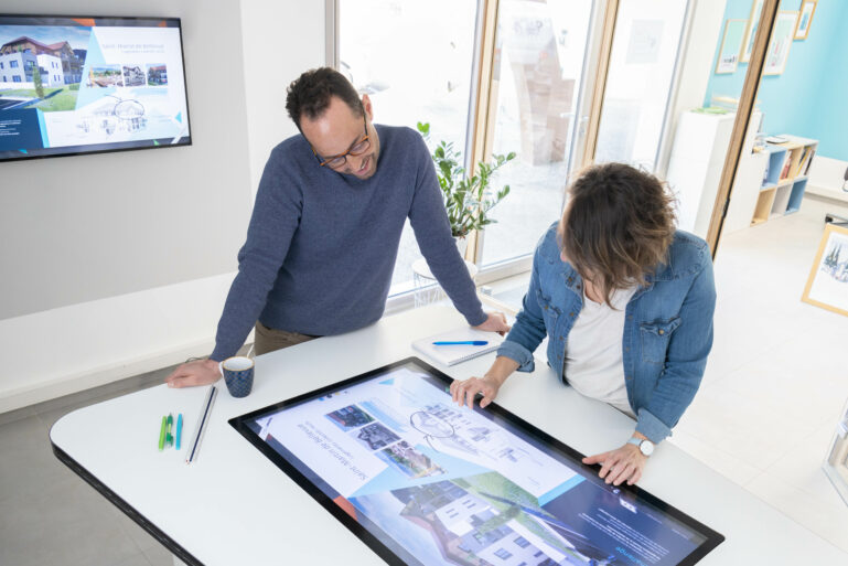L'architecte et le maître d'oeuvre travaillent ensemble avec les outils de réalité virtuelle pour leur projet en Savoie